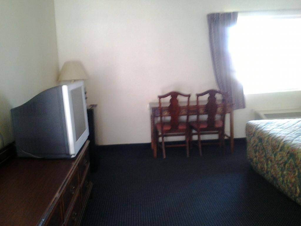 Budget Inn Туларе Номер фото