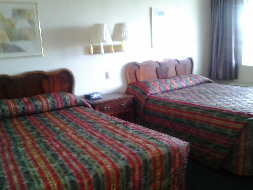 Budget Inn Туларе Номер фото
