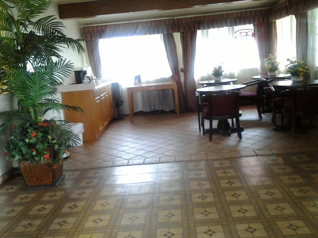 Budget Inn Туларе Экстерьер фото